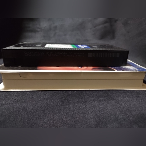 MIRACLE ON 34TH STREET - VHS 1994 - RATED PG - Picture 4 of 7